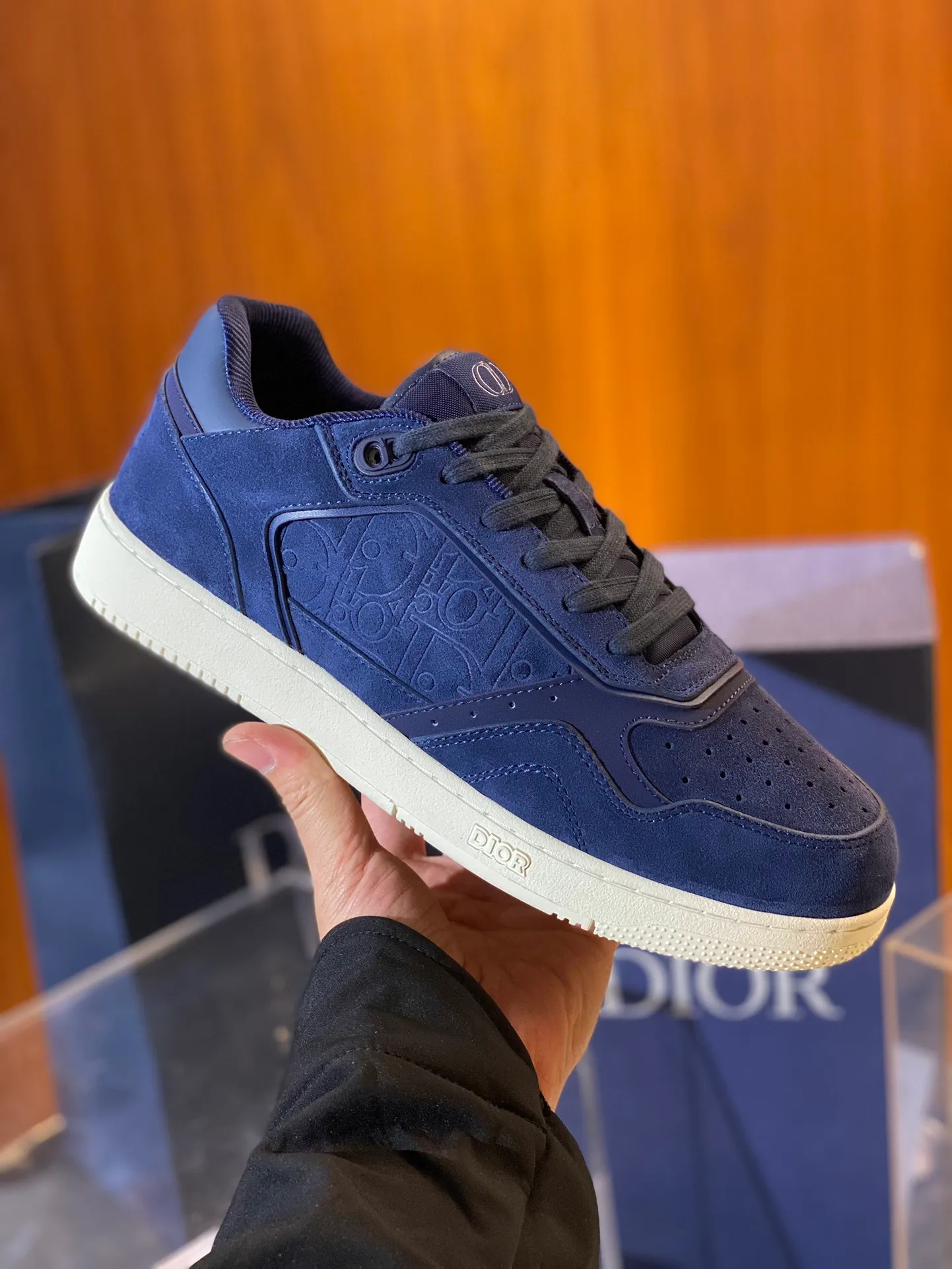 💰780 Dior| New B27 style for men and women ♞size; women 35~40, men 38~47 B27 is so handsome! The best and most eye-catching Dior wear is B27. The combination is invincible. It is versatile for everyday use and you don’t have to choose any combination. B27 feels comfortable on your feet. If you like this simple and elegant color scheme, you must buy it.